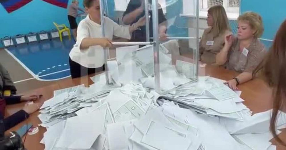 Кадры подсчета голосов в Донецке на референдуме о вхождении ДНР в РФ