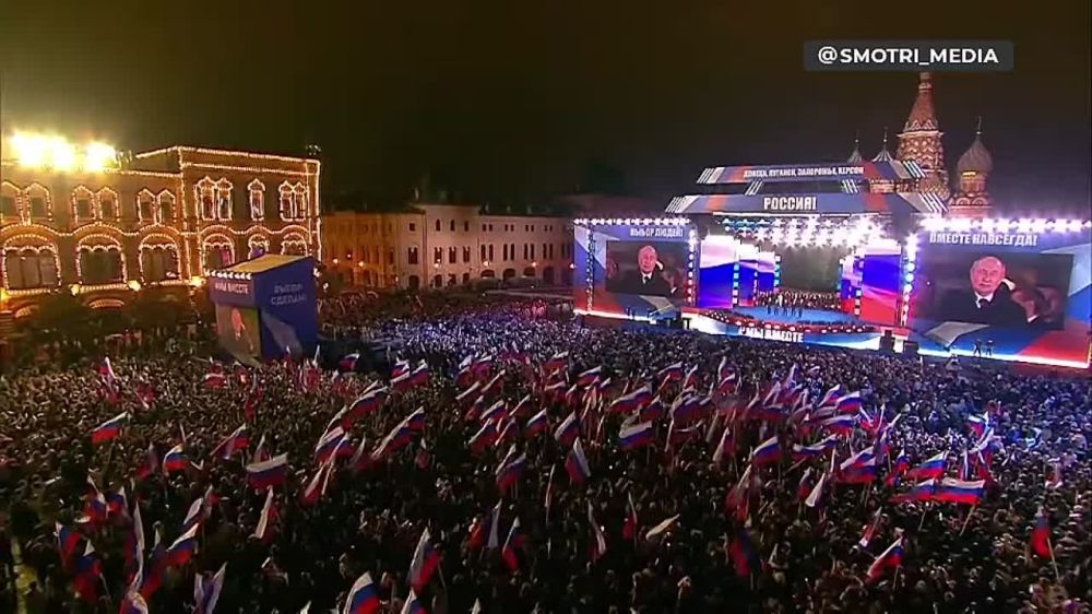 Президент России Владимир Путин вместе с Денисом Пушилиным, Владимиром Сальдо, Евгением Балицким и Леонидом Пасечником исполняет гимн Российской Федерации