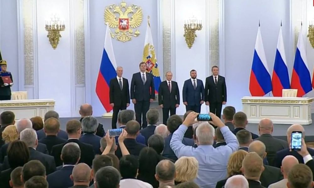 Владимир Путин и Денис Пушилин подписали договор о принятии ДНР в состав Российской Федерации