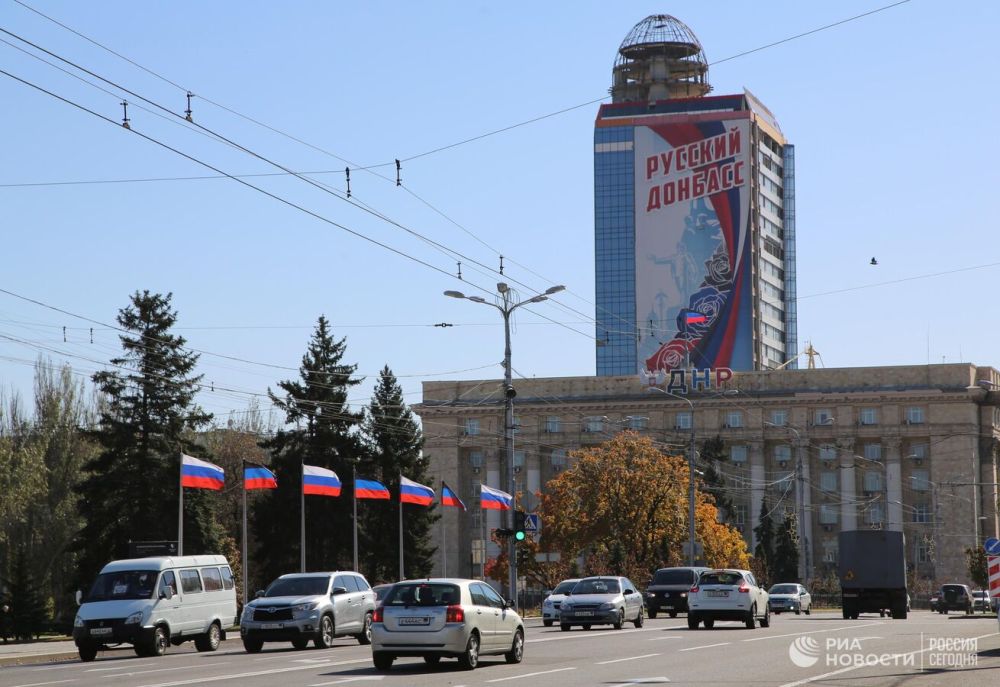 Мариуполь и Донецк украсили флагами России