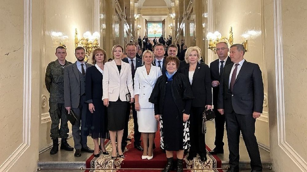 Делегация ДНР прибыла в Кремлевский дворец на церемонию подписания договора о воссоединении с Россией