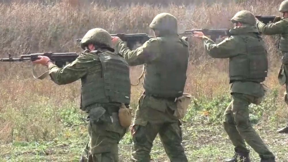 Стрельба и метание гранат: НМ ДНР показала кадры боевой подготовки мобилизованных из РФ