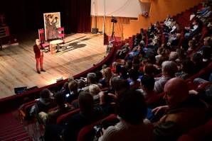 Донецкая муздрама представляет спектакли на мариупольской сцене