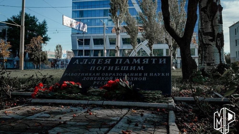 В Донецке установят стелу с именами всех погибших педагогов