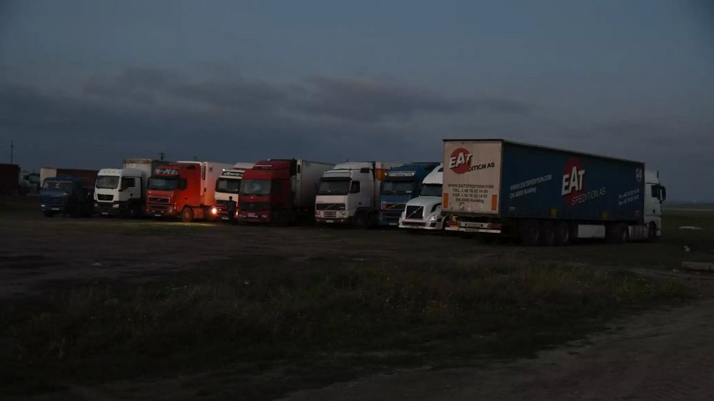 Минтранс напомнил водителям фур об альтернативных путях в Крым