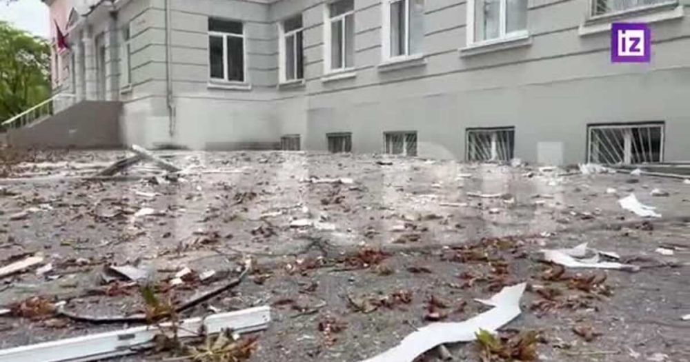 Кадры последствий обстрела школы в Донецке