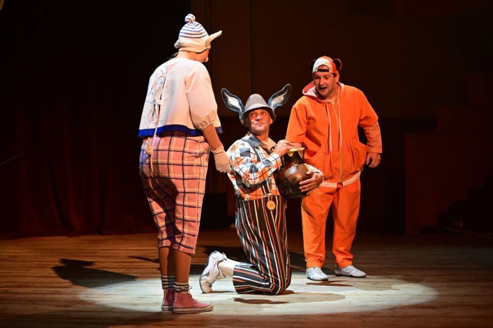 В рамках гастрольного тура в Мариуполе артисты МДТ имени М.М. Бровуна представили ещё один репертуарный спектакль муздрамы – сказку о добрых делах и пытливом уме «Винни-Пух»