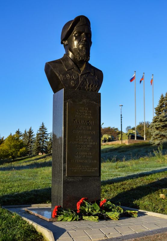 Глава администрации Донецка Алексей Кулемзин возложил цветы к бюсту Героя ДНР Арсена Павлова, позывной Моторола