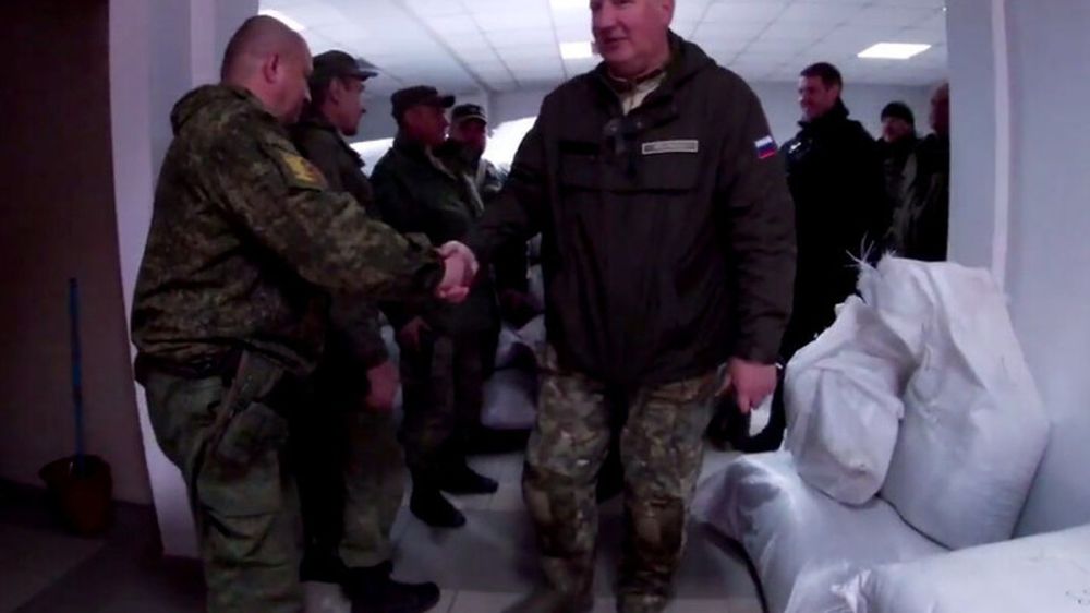 Дмитрий Рогозин привез в ДНР зимнее обмундирование для военных