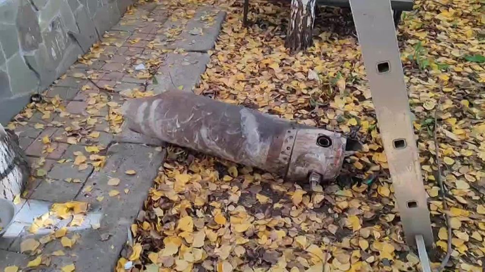 Обломки перехваченной американской противорадиолокационной ракеты AGM88-HARM рухнули на территорию ресторана "Гуляй Хата" в Кировском районе Донецка