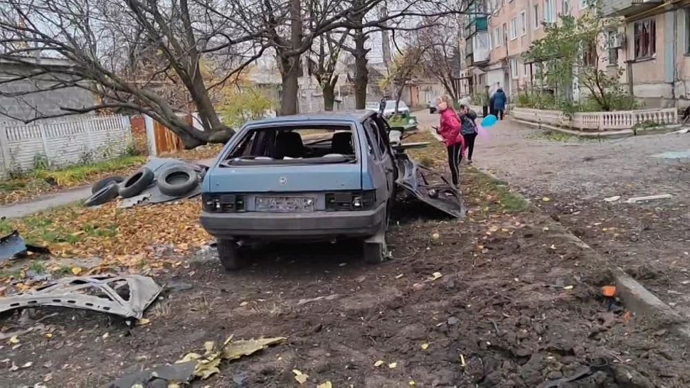 Донецкий волонтёр Андрей Лысенко, на месте утреннего прилёта в Макеевке