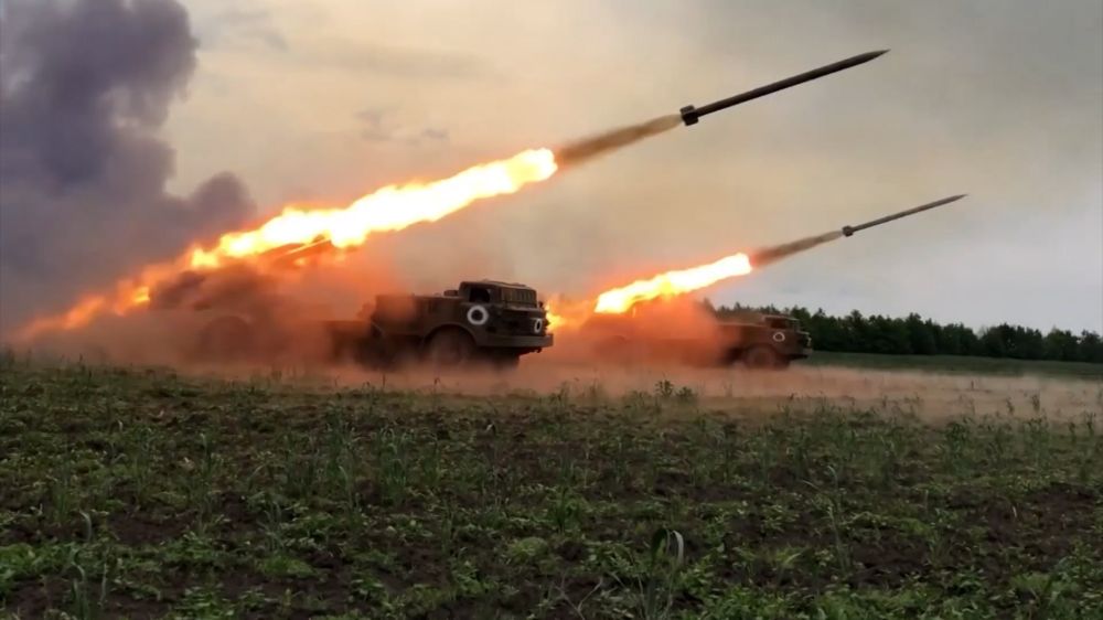 Огненные стрелы: как расчеты РСЗО «Ураган» уничтожают артиллерию националистов