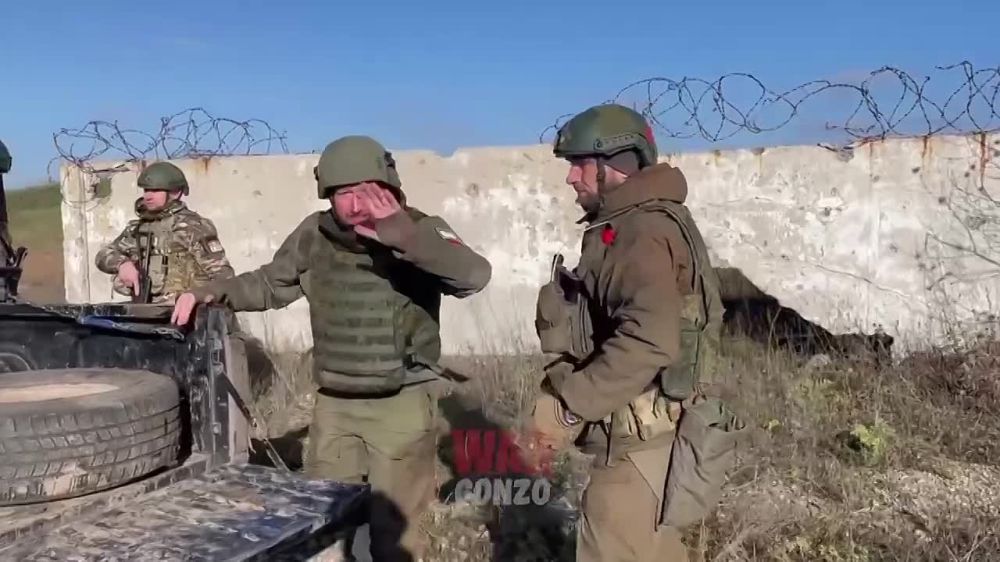 Борис Рожин: Водружение флага "Спарты" на отвоеванных у ВСУ "муравейниках" в Донецком аэропорту, откуда ВСУ недавно наконец полностью выдавили