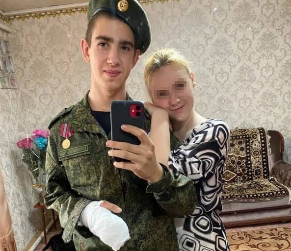 Наш русский герой!. То самый парень, который отбился от железной вражеской птицы. Мои друзья-военные прокомментировали...