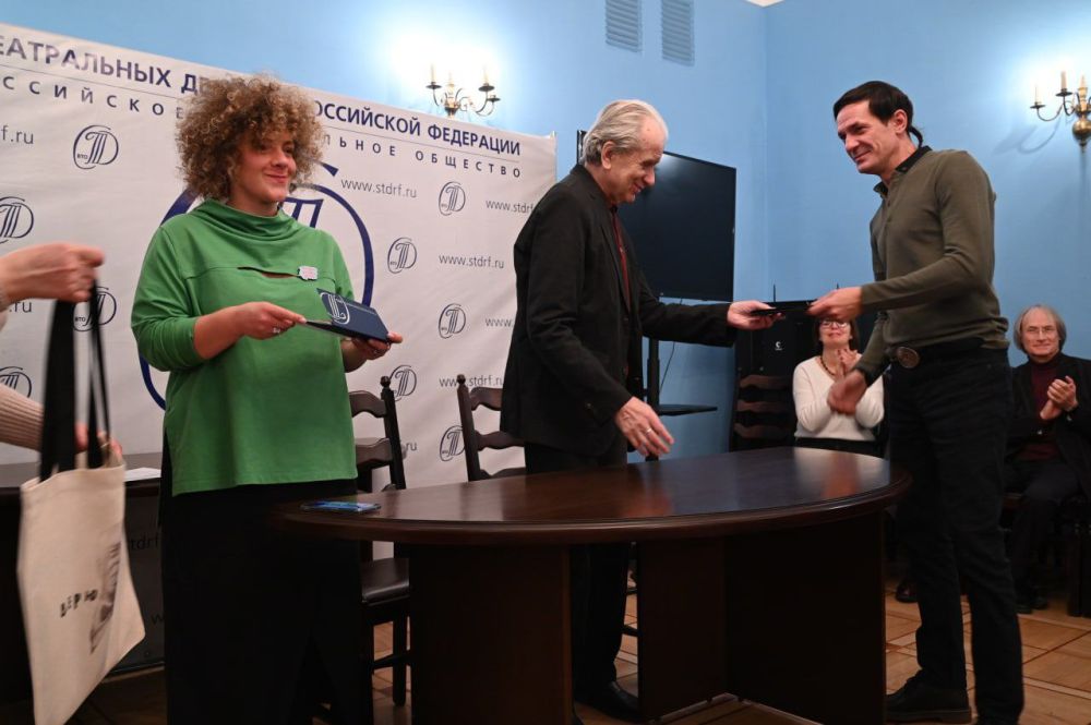 Руководство и артисты Донецкого государственного академического музыкально-драматического театра имени М.М. Бровуна стали первыми в ДНР, кто вошел в Союз театральных деятелей России