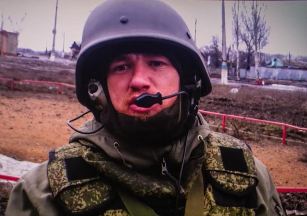 Дмитрий Зименкин: В 2014 году, когда шли бои за аэропорт Донецка, легендарный командир ополчения ДНР Арсен Павлов "Моторола", увидев телеоператора РЕН-ТВ Кирилла Пикторинского, подозвал его к себе: