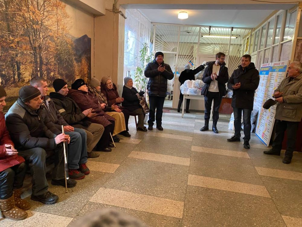 Василий Ткачук: Сегодня поздравил работников Донецкого учебно-производственного объединения «Электроаппарат» УТОС с Международным днем инвалидов!