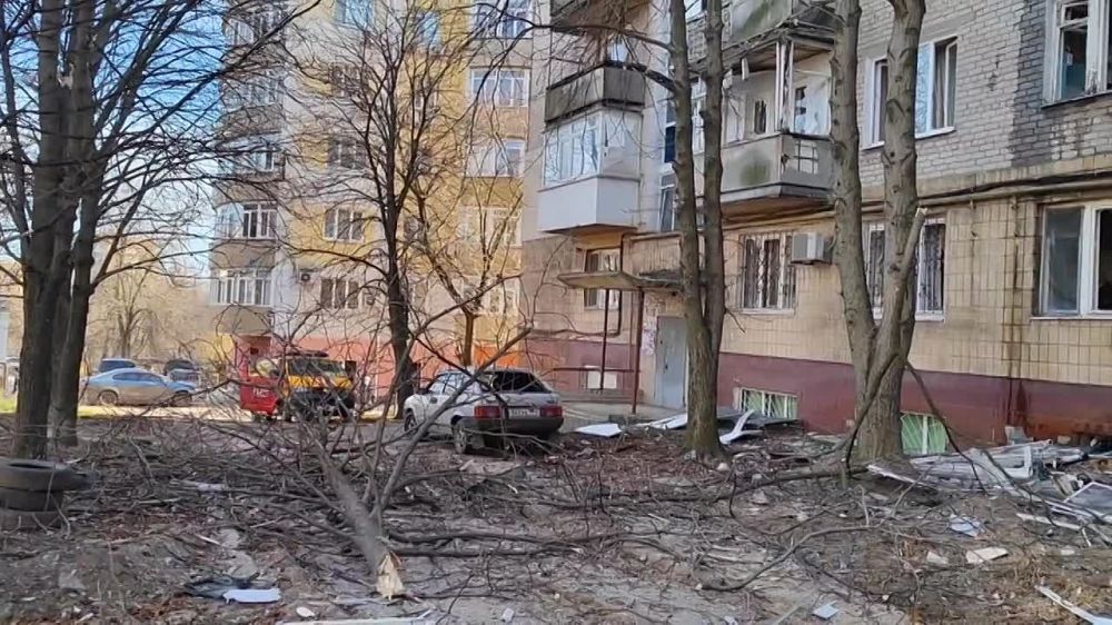 Одна из "градин" попала в 4 этаж пятиэтажного дома, вылетело остекление, в стене зияет дыра