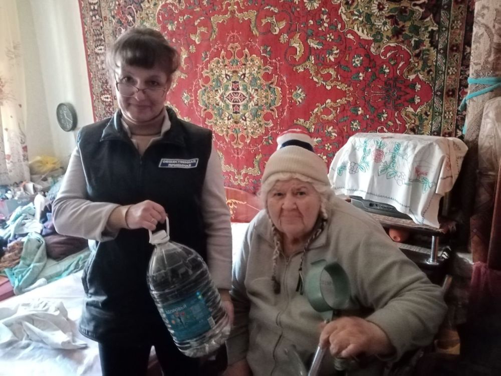 Василий Ткачук: Активистами местного отделения Общественного Движения «Донецкая Республика» была организована доставка бутилированной воды участникам Великой Отечественной войны и инвалидам