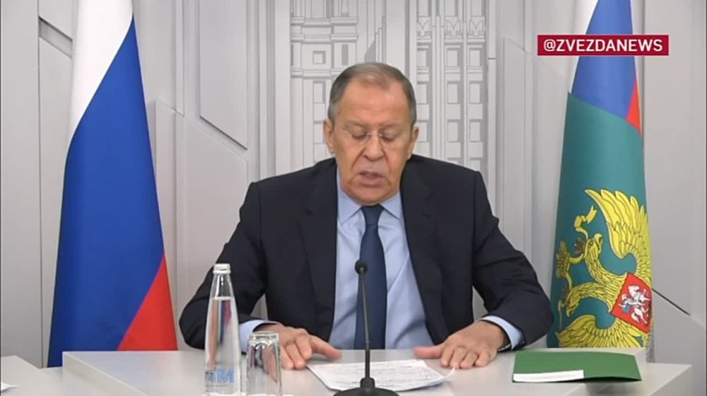 Министр иностранных дел России Сергей Лавров заявил, что представители специальной мониторинговой миссии ОБСЕ на Донбассе оказывали помощь украинским военным в корректировке огня по Луганску и Донецку: