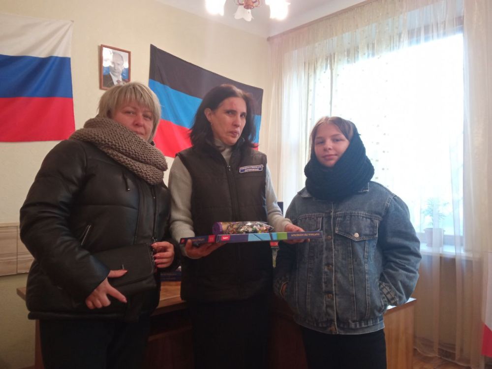 Сегодня, 2 декабря, в администрации Киевского района в преддверии Международного дня инвалида по инициативе Общественного Движения "Донецкая Республика" организована выдача брендированных подарков для детей с ограниченными возможностями