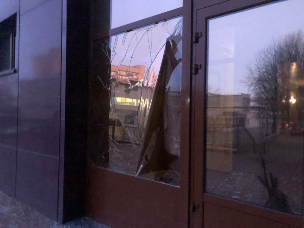 Борис Рожин: Фото повреждений зданий в Донецке в результате обстрелов