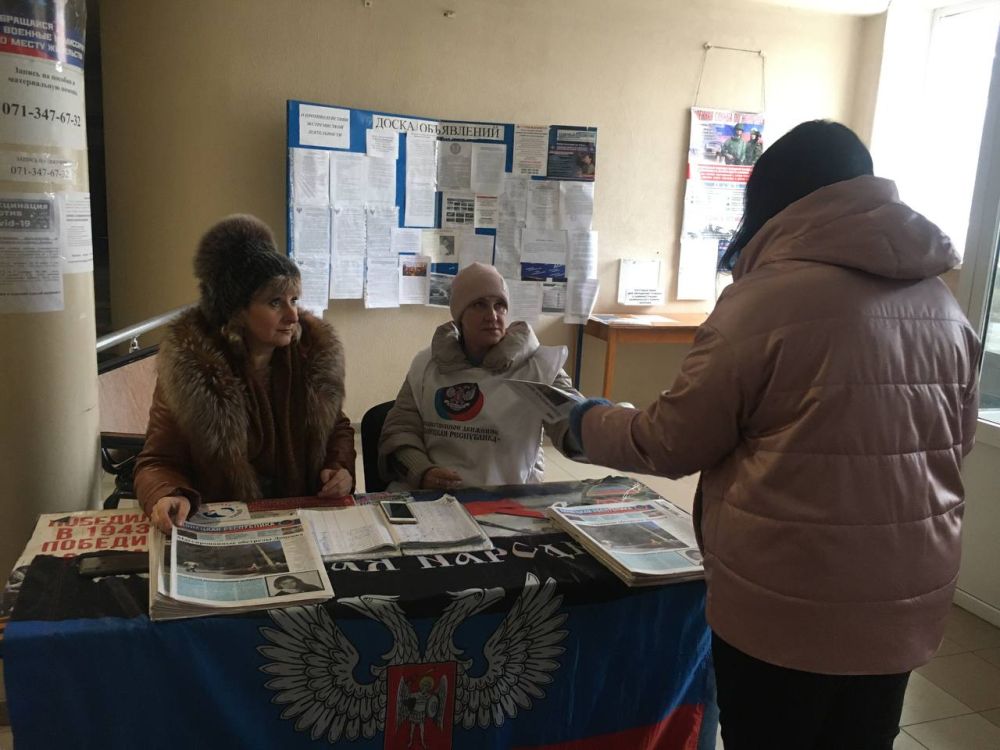 Василий Ткачук: Активисты местного отделения Общественного Движения «Донецкая Республика» в Калининском районе г. Донецка, каждый понедельник, среда и пятница с 09:00 до 11:00 проводят раздачу газеты в здании администрации Калининского района Донецка