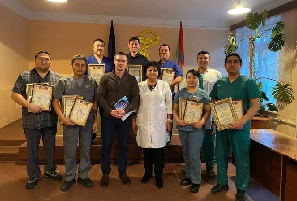 Министр здравоохранения ДНР наградил медиков из Республики Тыва за работу на Донбассе