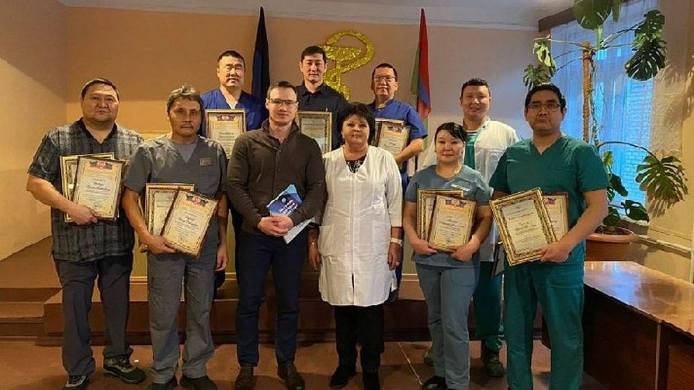 Министр здравоохранения ДНР наградил медиков из Республики Тыва за работу на Донбассе