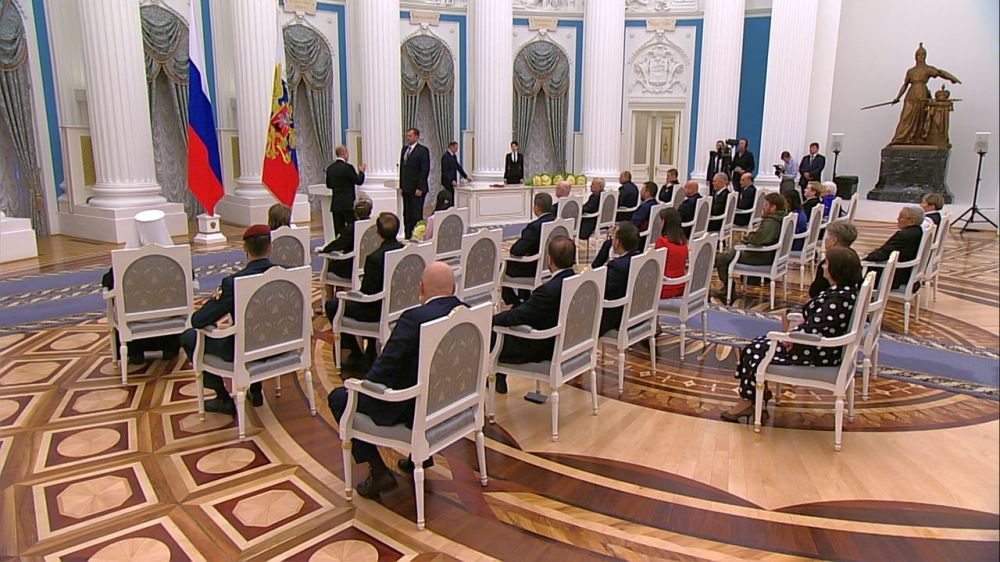 Путин вручил госнаграды врио глав новых регионов РФ