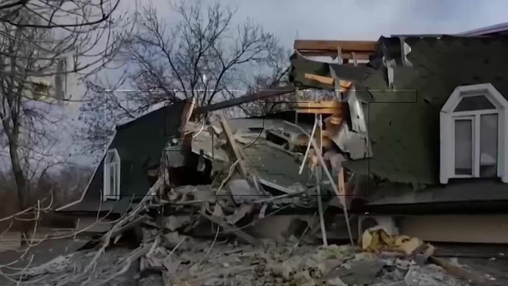 Так выглядит с коптера разрушенная гостиница в Донецке, при обстреле которой был ранен Дмитрий Рогозин