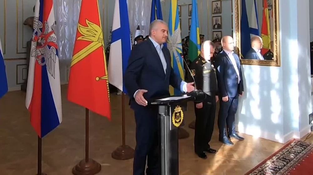 Никита Васильев: Сегодня командующий Черноморским флотом вице-адмирал Виктор Николаевич Соколов вручил золотую звезду Героя России семье Владислава Александровича Дорохина