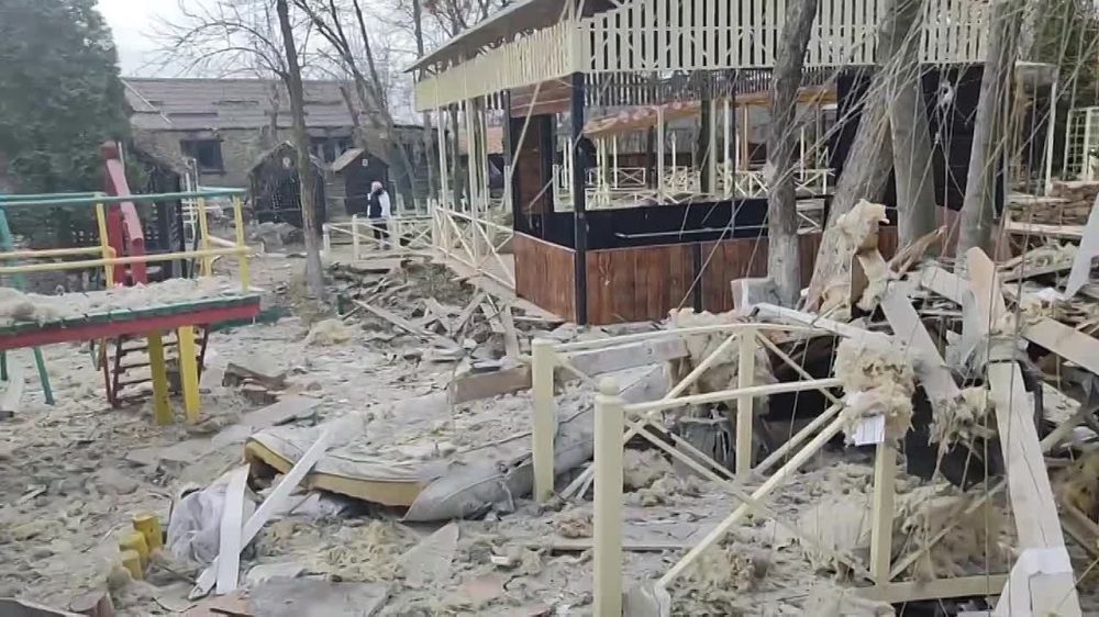 Борис Рожин: . Еще последствия обстрела ресторана "Шеш-Беш" в Ленинском районе Донецка