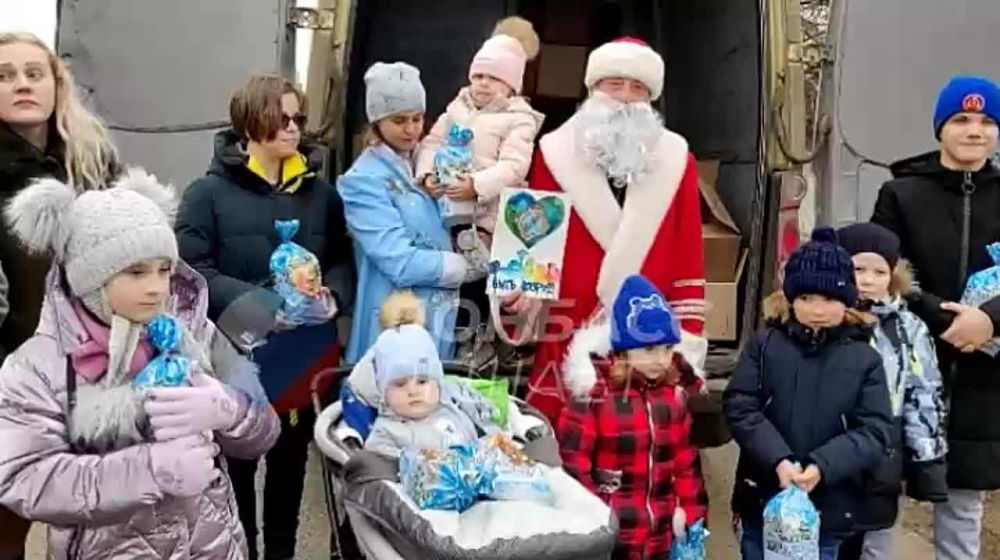 Под Новый год бронированный автомобиль волонтера превращается в "бронесани", на которых Дед Мороз развозит подарки детям в опасные районы Донецка