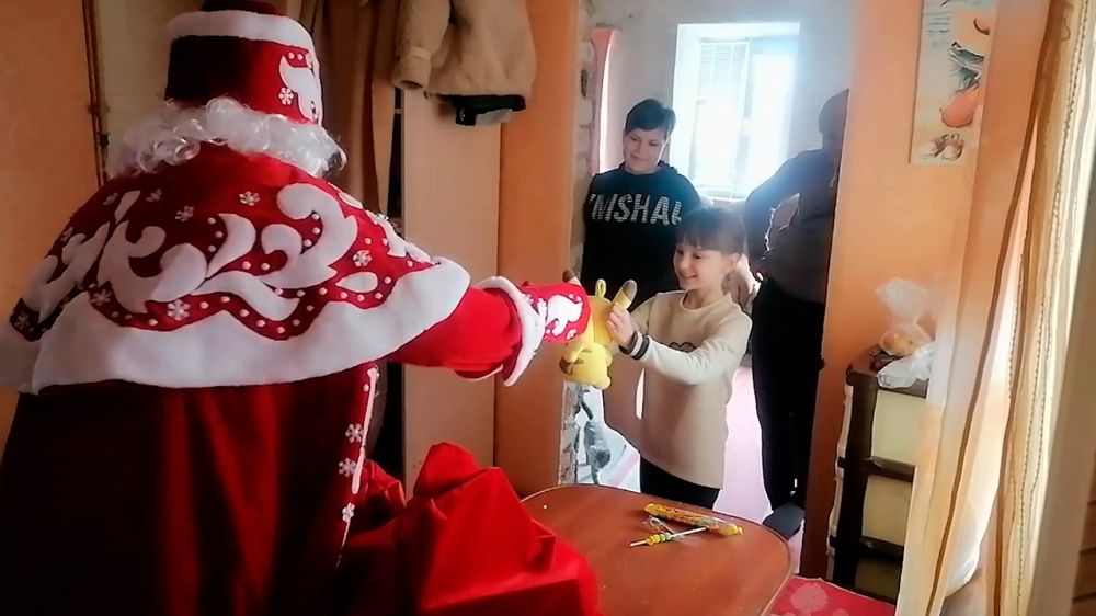 Дед Мороз морпех вручил подарки многодетной семье в ДНР