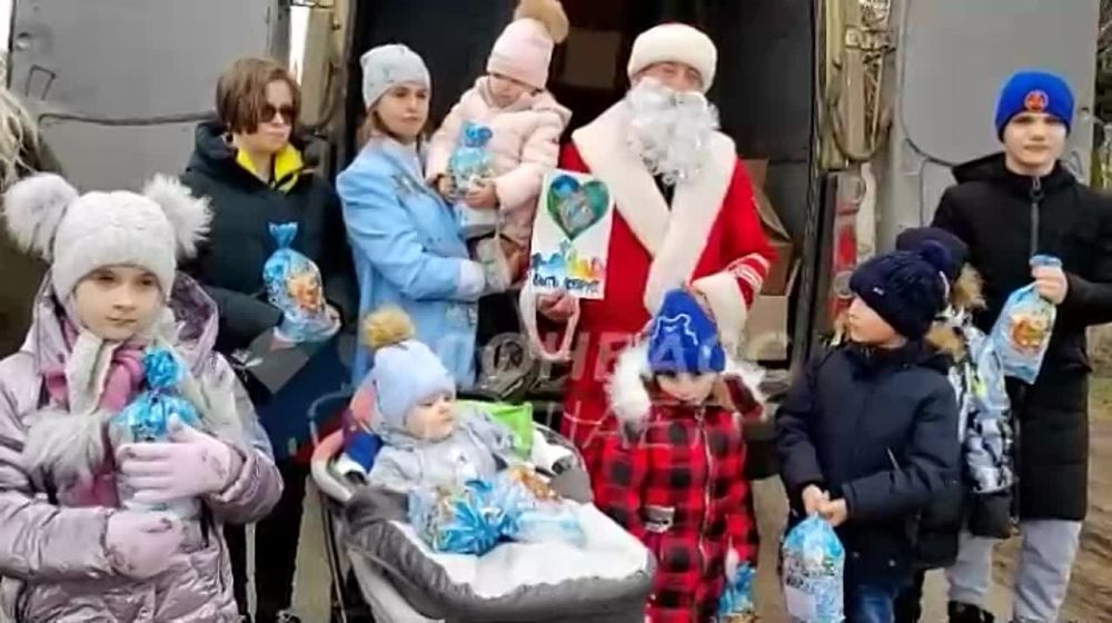 Под Новый год бронированный автомобиль волонтера превращается в бронесани, на которых Дед Мороз развозит подарки детям в опасные районы Донецка