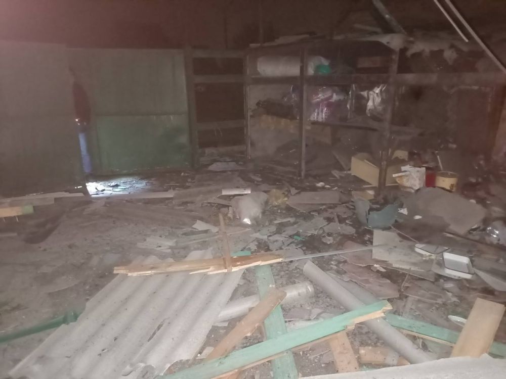 Главное к утру:. Шебекино подверглось обстрелу. Губернатор Белгородской области сообщил, что пострадавших нет, были повреждены два дома (на фото) и газоснабжение