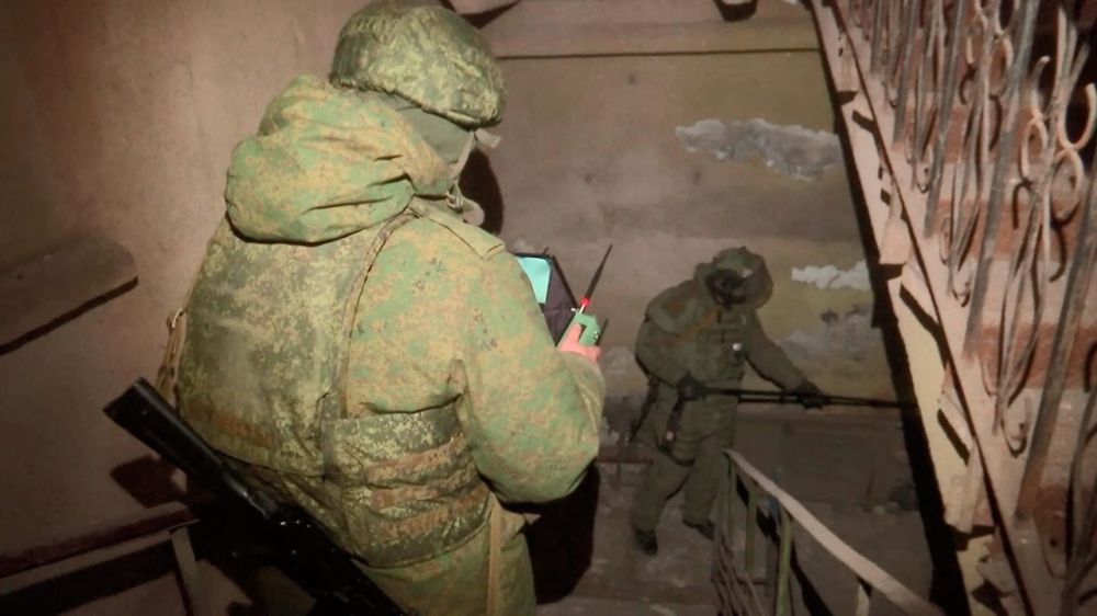 Очистить от снарядов неонацистов: кадры разминирования бункера завода им. Ильича в Мариуполе