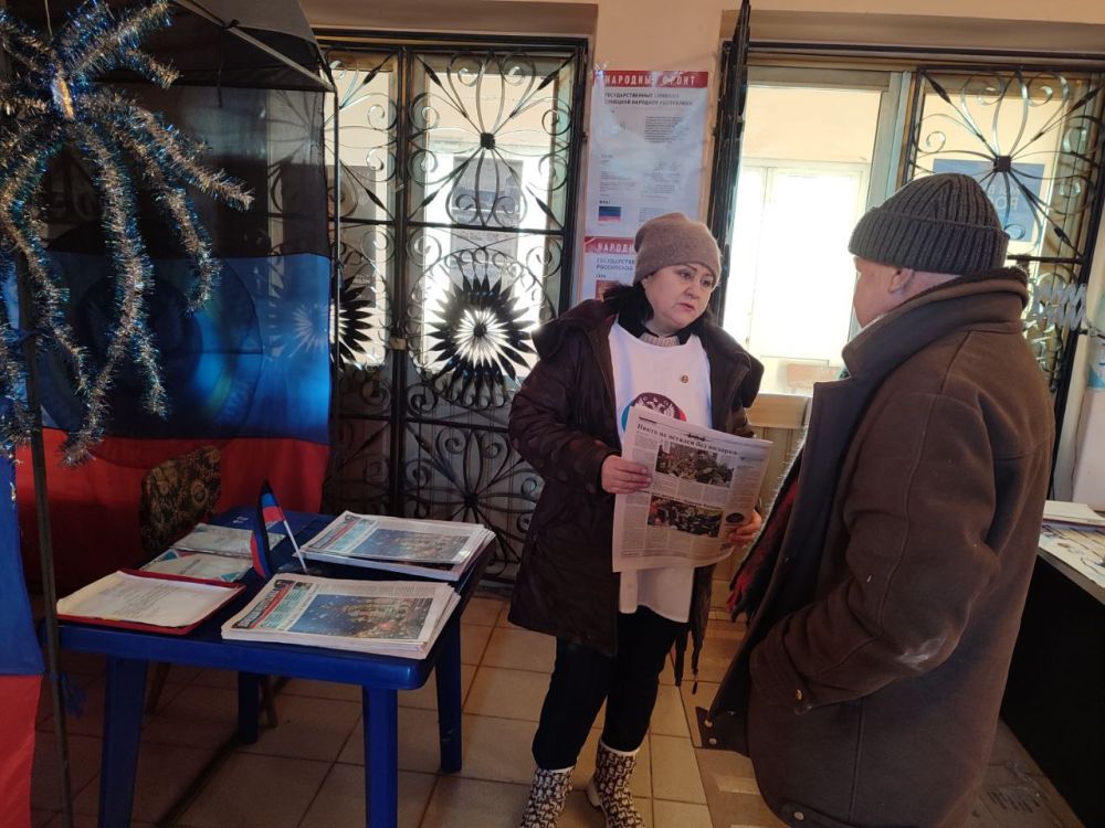 Раздача газет в Кировском районе Донецка