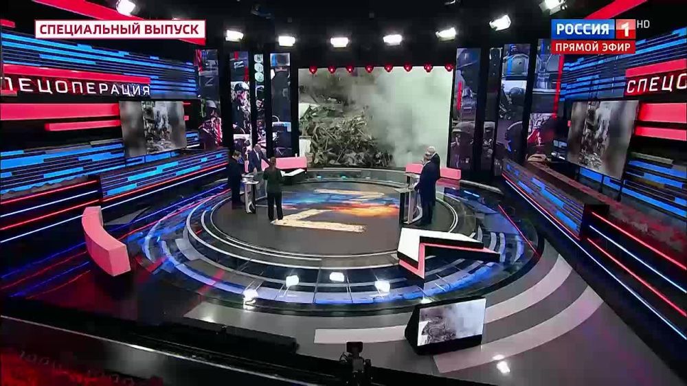 В результате ракетных ударов, нанесенных сегодня ВСУ по Донецку, полностью разрушен офисный центр, в котором находились аптека и продуктовый магазин, сообщил в эфире программы «60 минут» советник врио главы ДНР Ян Гагин