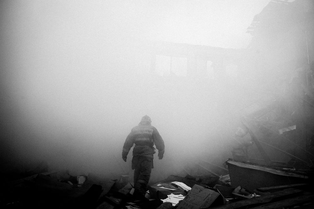 Денис Григорюк: Донецкие спасатели во время разбора завалов уничтоженного Himars`ом здания на проспекте Ильича в Калининском районе Донецка