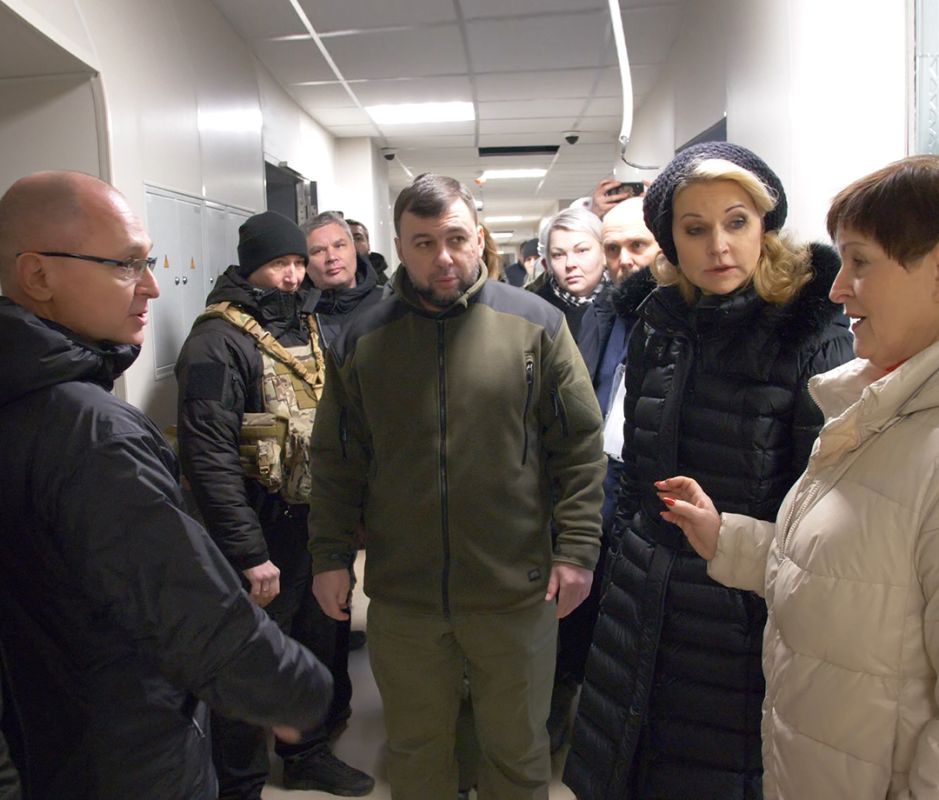 Сергей Кириенко, Татьяна Голикова и Денис Пушилин посетили в Мариуполе соцобъекты, восстановление которых ведут регионы-шефы