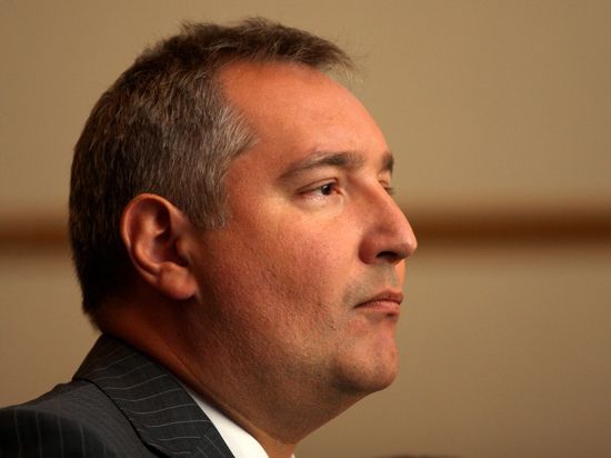 Рогозин рассказал, как не разорвались упавшие у его ног снаряды