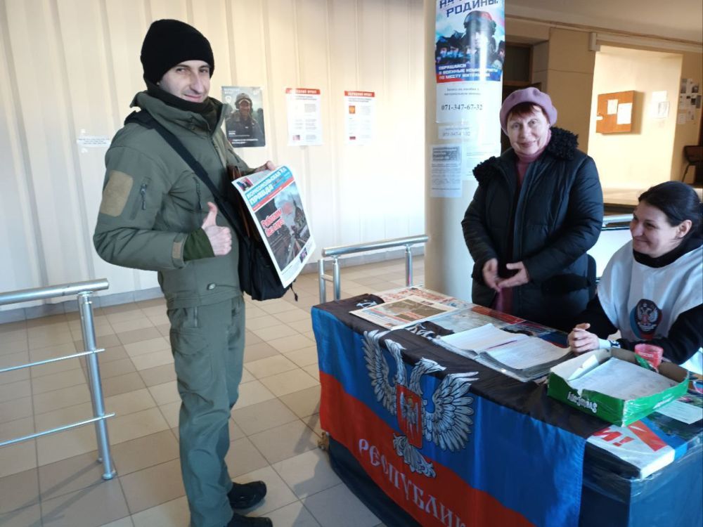 Василий Ткачук: Активисты местного отделения Общественного Движения «Донецкая Республика» в Калининском районе города Донецка, каждый понедельник, среда и пятница с 09:00 до 11:00 проводят раздачу газеты в здании администрации Калининского района Донецка