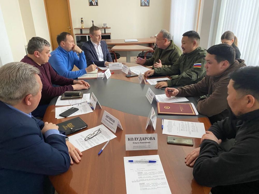 Владимир Ежиков: Встретился с прибывшей в ДНР делегацией во главе с постоянным Представителем Республики Саха (Якутия) при Президенте Российской Федерации – первым заместителем Председателя Правительства Республики Саха (Якутия) Андреем Федотовым