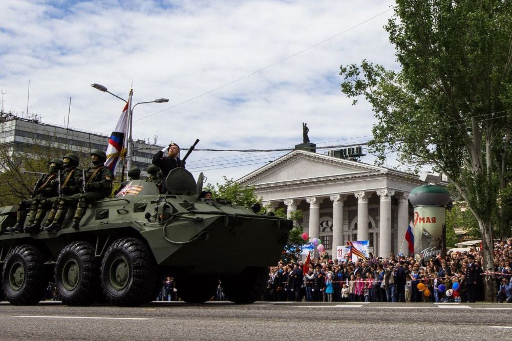 Денис Григорюк: Комбат "Спарты" Арсен "Моторола" Павлов во время военного Парада Победы в центре Донецка в 2016 году