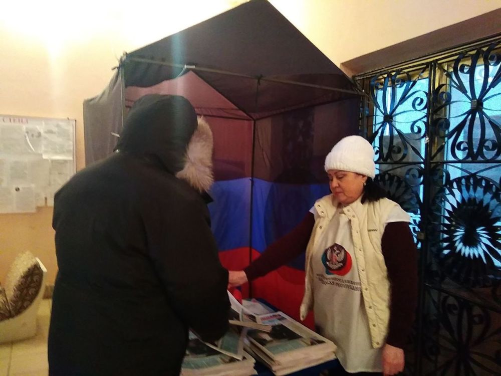 Раздача газет жителям Кировского района Донецка