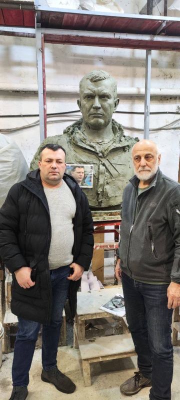 ДНР. В Донецке установят бюст первому Главе ДНР Александру Захарченко. Работу по созданию бюста начал скульптор Салават Щербаков в рамках проекта «Аллея Российской Славы». Об этом сообщил председатель общественной палаты ДНР Александр Кофман