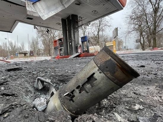 Два жилых дома и автозаправка повреждены украинскими снарядами в Донецке