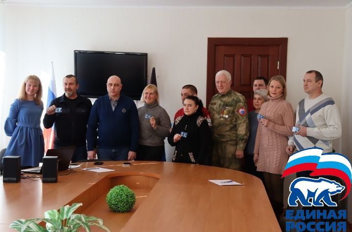 «Добро пожаловать в серьезную организацию»: ЕДИНАЯ РОССИЯ продолжает принимать жителей Донбасса в свои ряды